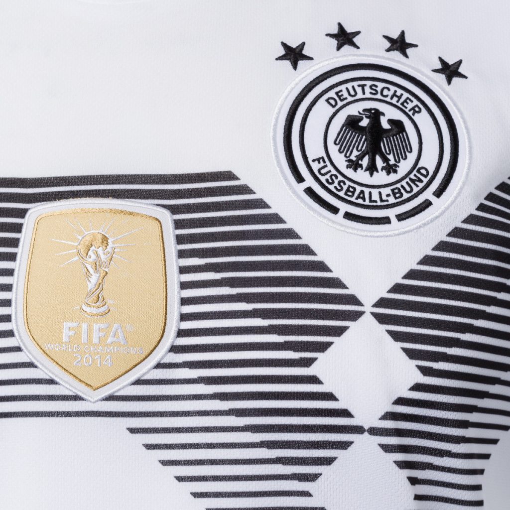 Das fifa-badge und das DFB-Emblem im Detail, darüber die 4 Meistersterne.