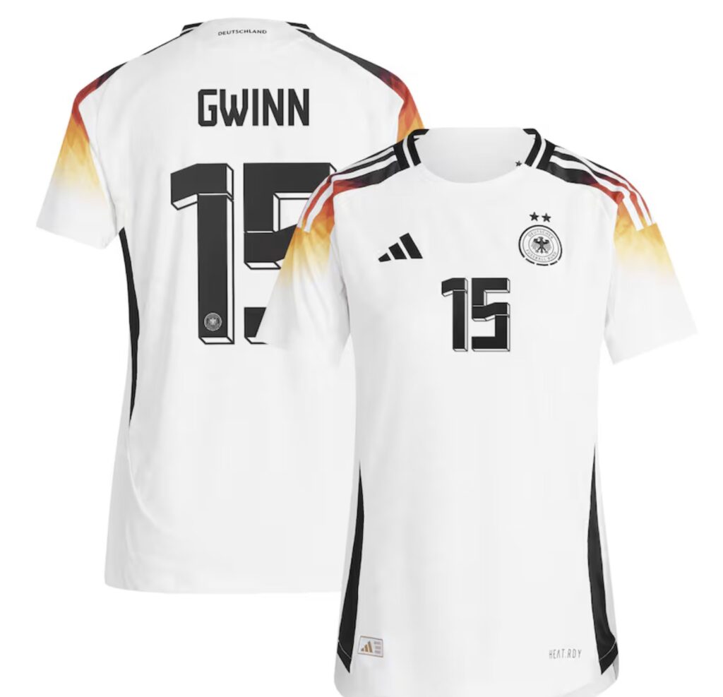 Das neue DFB Trikot 2024 für die Frauen Nationalmannschaft mit 2 Sternen von Guilia Gwinn mit der Rückennummer 15